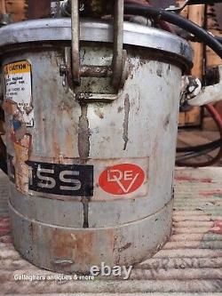 Vintage Devilbiss pressure pot industrial painting Spraying hose & Jga 502 gun