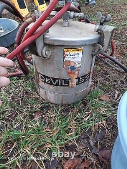 Vintage Devilbiss pressure pot industrial painting Spraying hose & Jga 502 gun